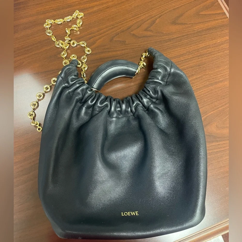 Loewe Small Squeeze bag in mellow nappa black lambskin - Picture 4 of 15